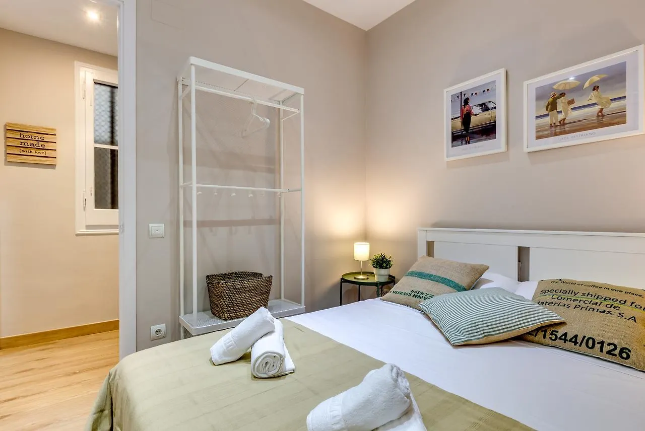 Renovated & Classic 3-Bedroom Sagrada Familia Apt. バルセロナ 0*,