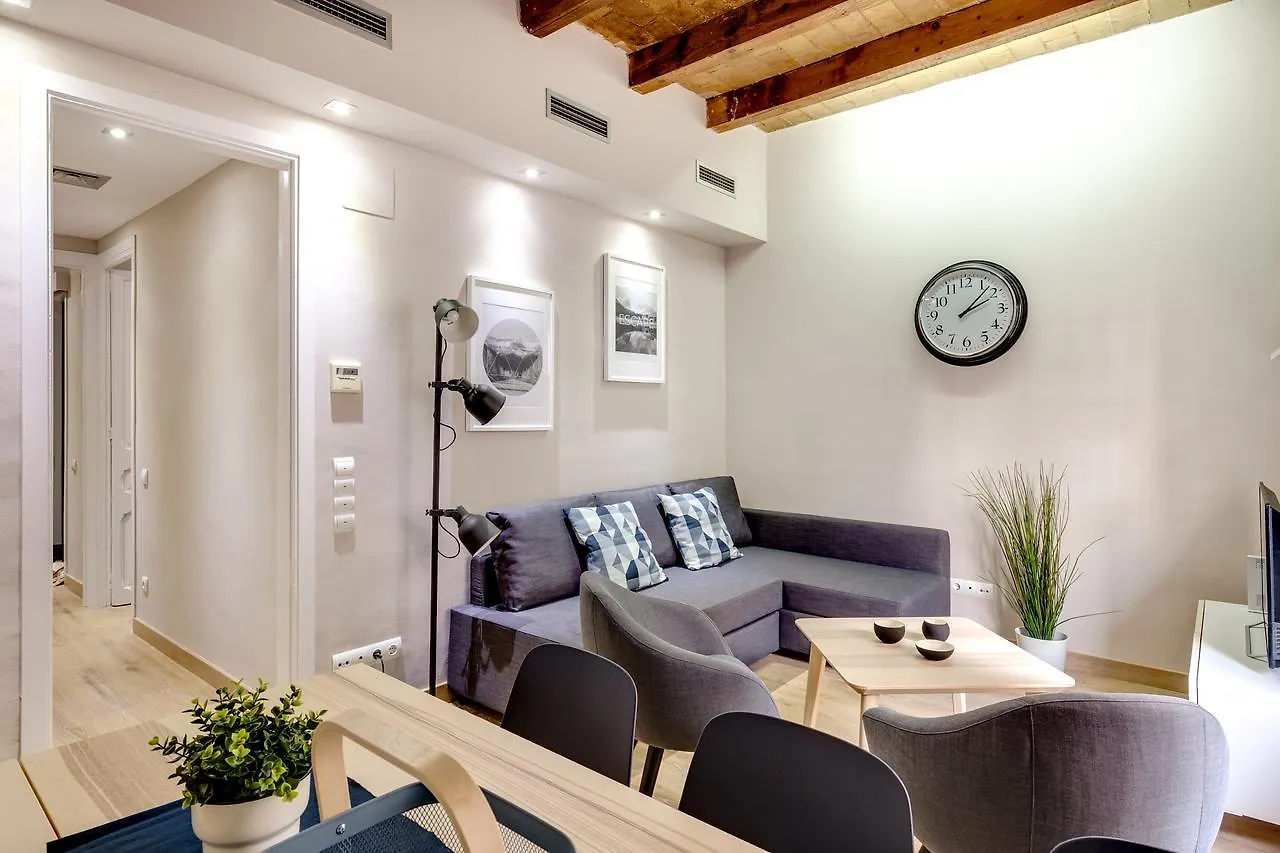 Renovated & Classic 3-Bedroom Sagrada Familia Apt. バルセロナ アパート