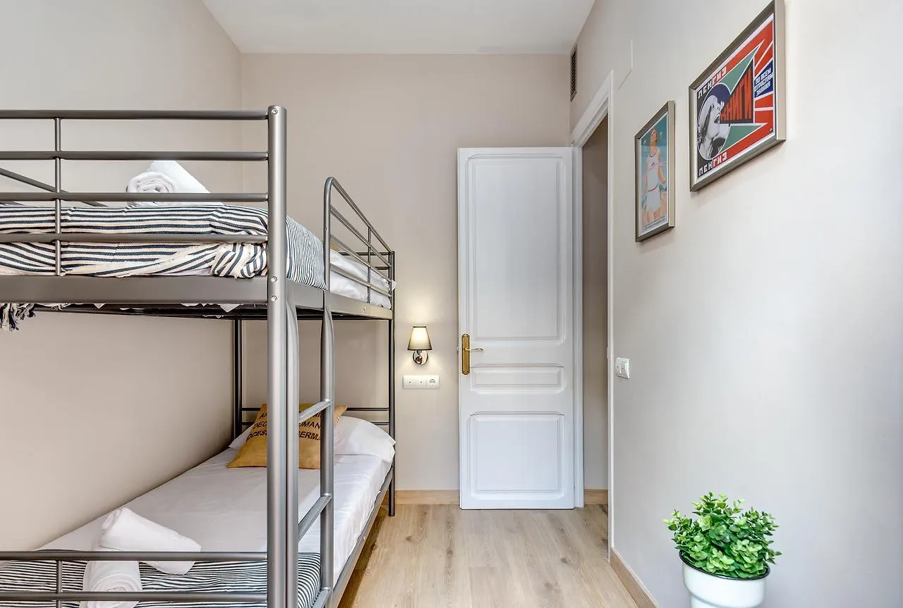 Renovated & Classic 3-Bedroom Sagrada Familia Apt. バルセロナ 0*,