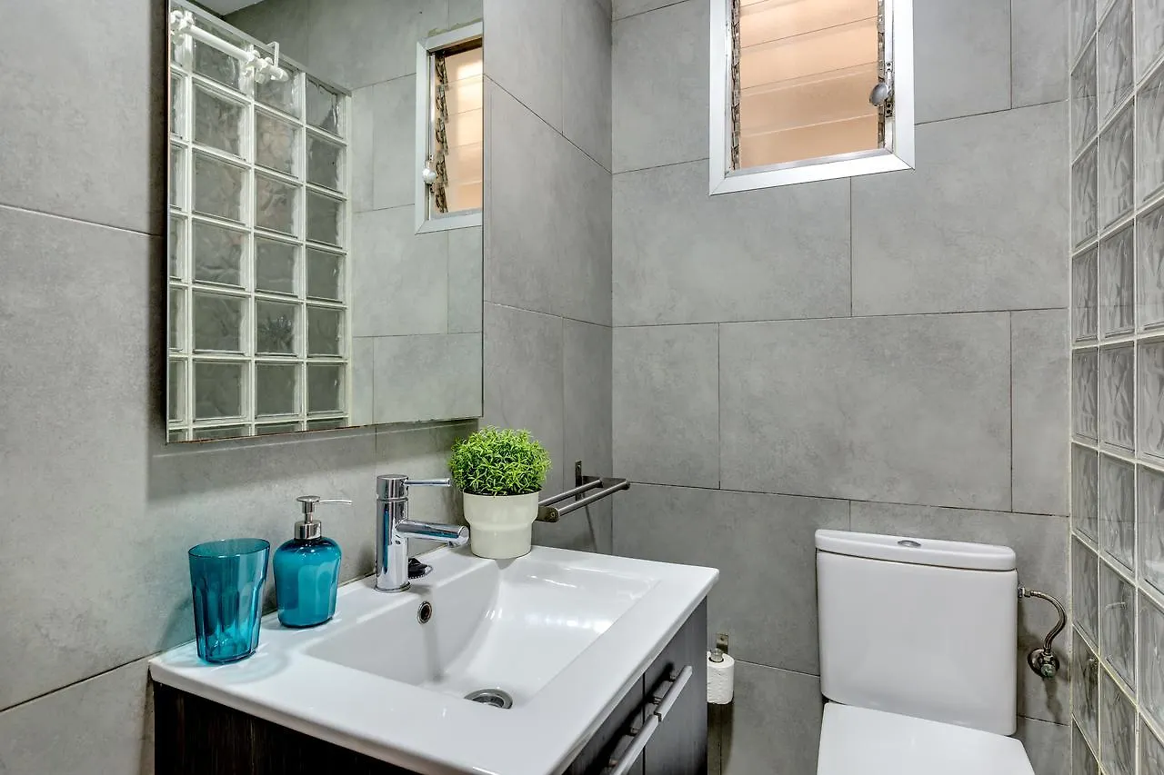 Renovated & Classic 3-Bedroom Sagrada Familia Apt. Barcelona 0*,  Španělsko