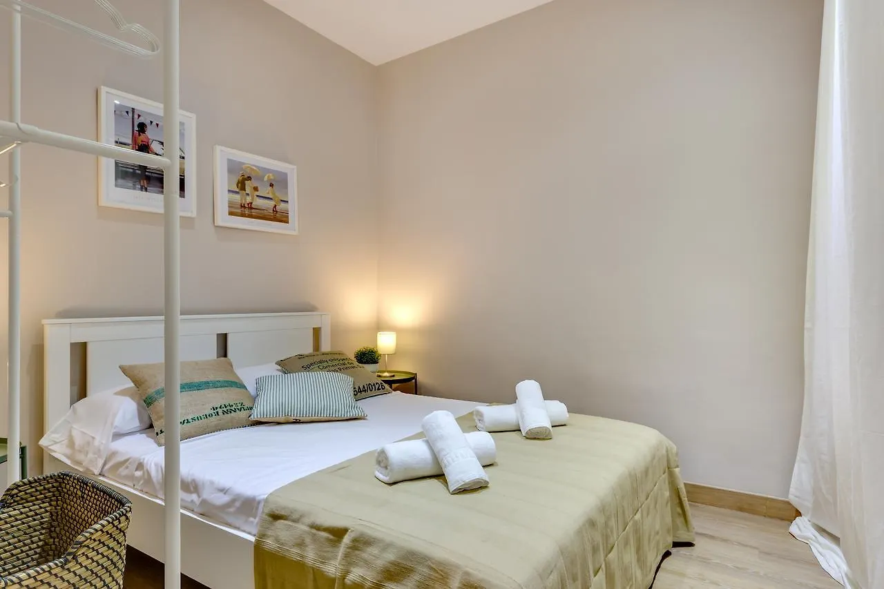 Renovated & Classic 3-Bedroom Sagrada Familia Apt. Barcelona 0*,  Španělsko